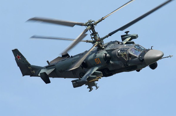 Nếu so về hệ thống điện tử, Ka-52 bị coi là kém thế hơn so với AH-64 Apache (Mỹ), tuy nhiên nếu xét về hỏa lực và độ cơ động thì Ka-52 có phần nhỉnh hơn. Nếu xét về 