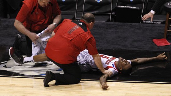 Video: Rợn người với chấn thương của cầu thủ bóng rổ