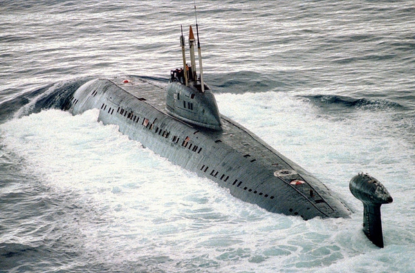 Tàu ngầm hạt nhân Victor III Project 671RTM có lượng giãn nước 7.250 tấn (khi lặn), dài 102m. Tàu được thiết kế với 2 máy phóng ngư lôi cỡ 650mm và 4 máy phóng cỡ 533mm cho phép bắn: tên lửa hành trình chống tàu RPK-6 hoặc RPK-2 có khả năng mang đầu đạn hạt nhân; ngư lôi siêu tốc VA-111; thủy lôi.