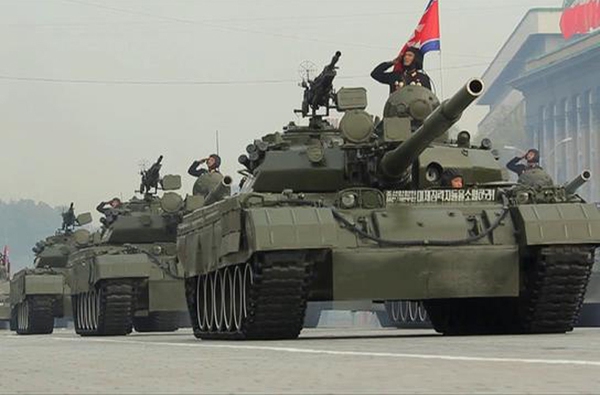 Xét tổng thể, kho vũ khí của Quân đội Triều Tiên tuy đông đảo nhưng trang bị khá lạc hậu hơn so với Hàn Quốc. Tất nhiên trong đó vẫn có những “điểm sáng”, và đó được coi là những vũ khí tốt nhất, khỏe nhất của Triều Tiên. Trong ảnh là xe tăng chiến đấu chủ lực hiện đại Bạo Phong Hổ do Triều Tiên tự sản xuất.