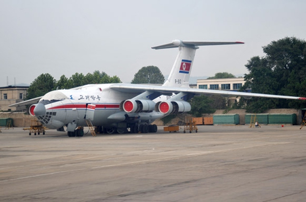Không quân vận tải của Triều Tiên cũng trang bị 3 chiếc vận tải cơ hạng nặng nổi tiếng Il-76MD của Nga. Đây có lẽ là những chiếc máy bay có khả năng chở hàng hóa lớn nhất của nước này, 50 tấn.