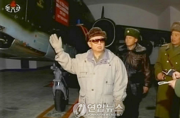 Trong ảnh là cố Chủ tịch Kim Jong Il đứng cạnh một chiếc Su-25 tại một kho bảo quản của Triều Tiên.
