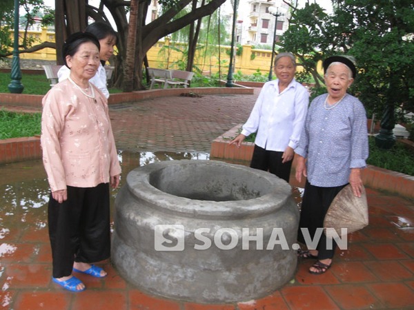 
	Cụ Mẫn và các cụ cao niên trong làng tại giếng làng thôn Kiều Mai.