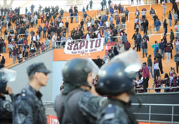 
	Một CĐV đã tử vong trong trận đấu giữa Estudiantes và Lanus