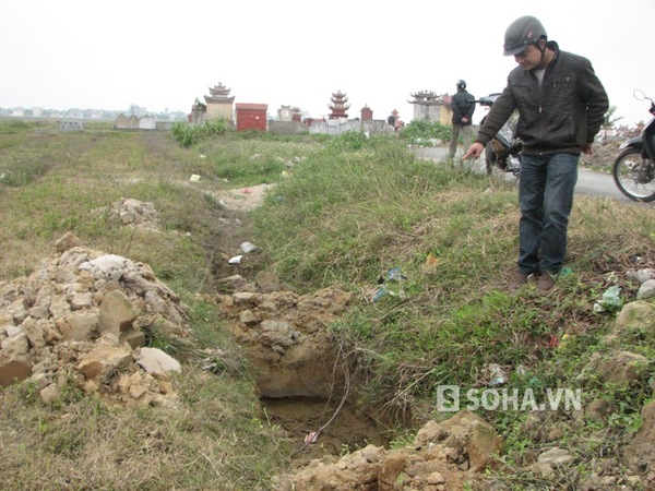Dấu tích những chiếc huyệt được hung thủ Lê Thanh Đại đào sẵn để phi tang 3 nạn nhân.