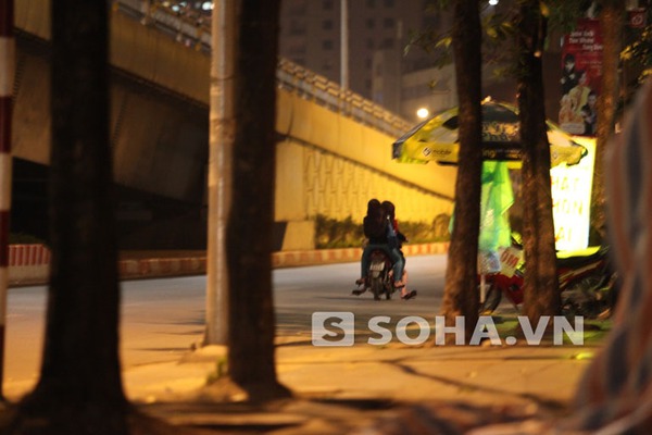 
	Ma cô - xe ôm "điều hàng" đến các quán karaoke ôm trên đường Nguyễn Chí Thanh.
