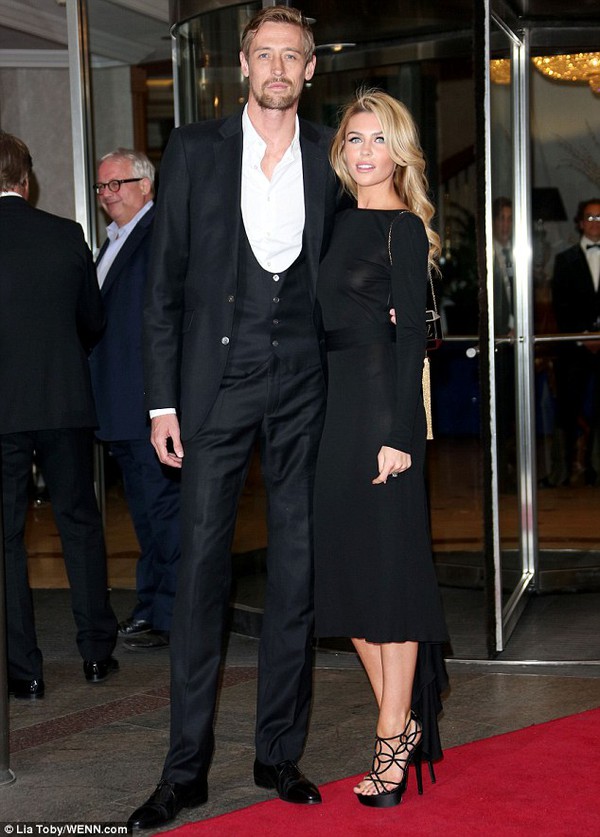 
	Peter Crouch không lấy làm phiền lòng vì bộ trang phục khoe "hàng" của vợ