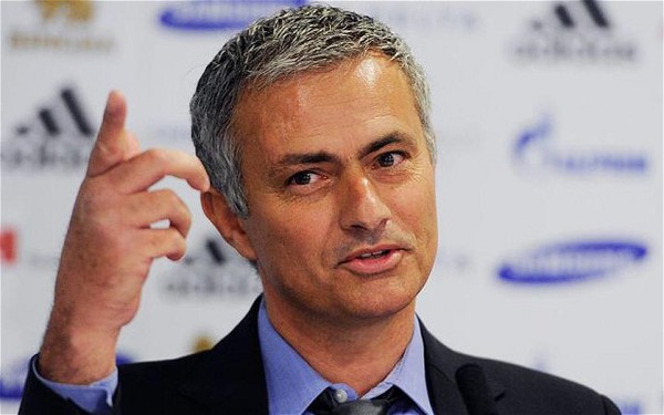 
	Tối qua, Mourinho chính thức ra mắt Chelsea lần thứ 2