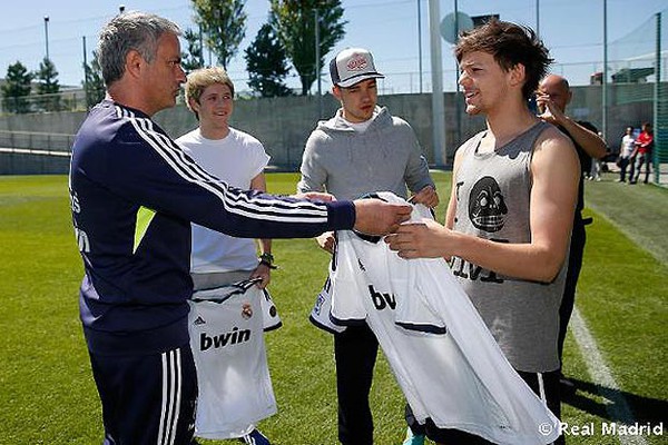 
	Jose Mourinho mời nhóm ONE DIRECTION tới thăm Real để trục lợi cá nhân