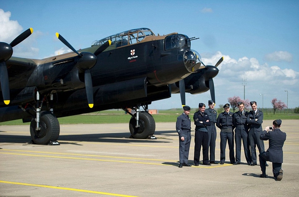 Phi công RAF chụp ảnh bên cỗ máy ném bom từng làm mưa làm gió ở nhiều chiến trường ác liệt.