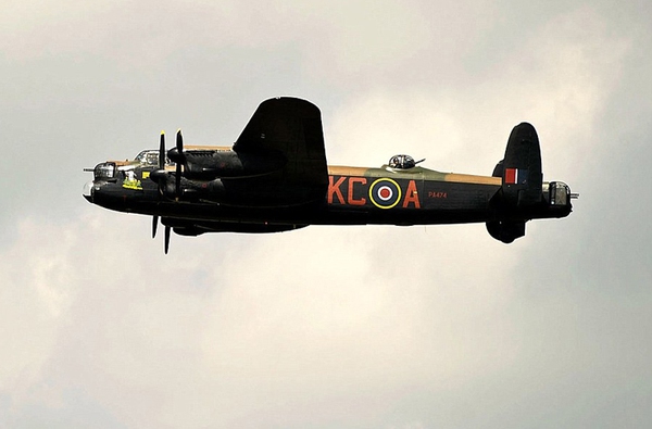 Trong ảnh là là chiếc Lancaster duy nhất còn lại từ cuộc chiến tranh tế giới thứ 2 nên hàng nghìn người đến đây chiêm ngưỡng 