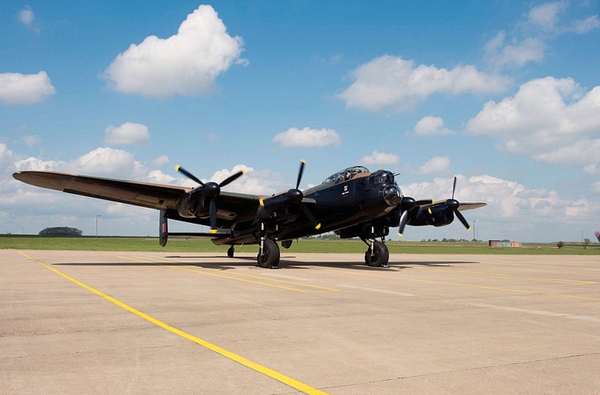 Lancaster chuẩn bị cất cánh tại căn cứ Scampton. Nó thuộc biên chế của phi đội 617.