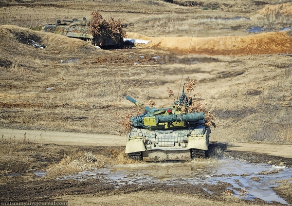 Xe tăng T-80 cũng tham gia cuộc tập trận