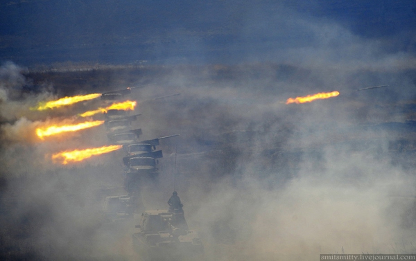 Pháo phản lực phóng loạt BM-21 khai hỏa
