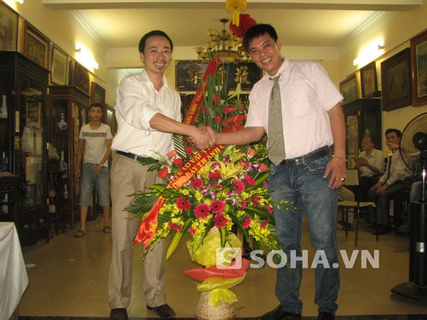 
	Đại diện trang điện tử covattinhhoa.com đến chúc mừng Hội quán cổ vật Việt Phương nhân ngày mở cửa trưng bày 25/4.