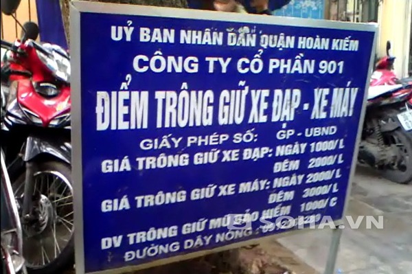 Bảng niêm yết giá gửi xe gần cổng viện Việt Đức.