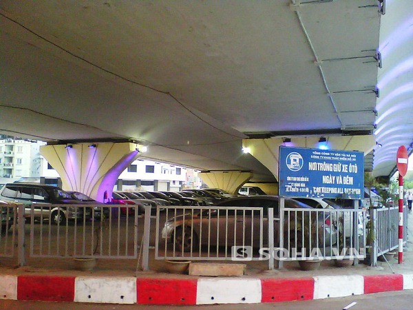 Điểm trông giữ xe dưới gầm cầu vượt Mai Dịch (ngã tư Phạm Hùng - Xuân Thủy).