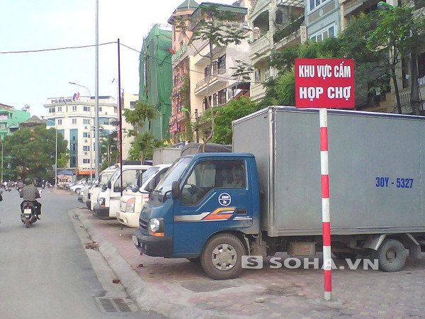 Một biển báo cấm họp chợ vô lý khi nó biến thành bãi trông giữ xe trên phố Thái Hà (mới).