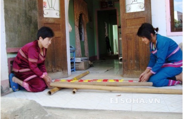 Chị Y Sinh (ngồi bên trái) đang hướng dẫn học viên học chơi đàn Klông-pút tại nhà mình.