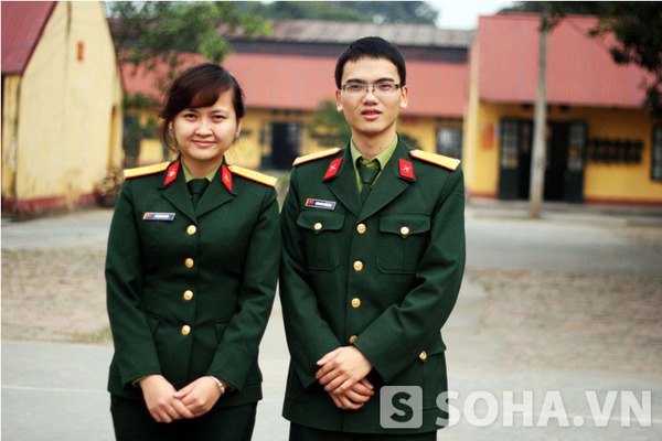 Thiếu úy Lê Thu Trang cùng đồng nghiệp.