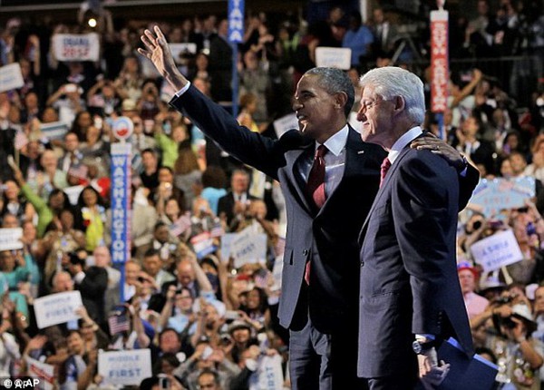 
	Tổng thống Obama và cựu Tổng thống Bill Clinton trong một buổi vận động tranh cử. 