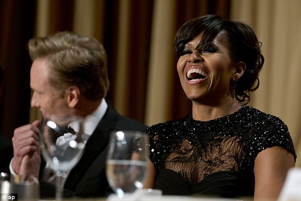 
	Đệ nhất phu nhân Michelle Obama cười lớn trước những lời nói đùa của chồng.