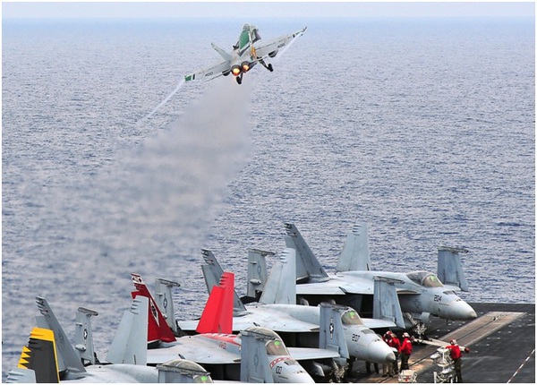 1 chiếc F-18 Super Hornet cất cảnh trên biển Hoàng Hải trong cuộc tập trận Hoguk.