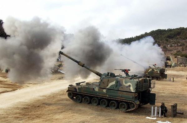 Ngoài ra, pháo binh Hàn Quốc còn sở hữu chừng 500-600 pháo cối tự hành thiết kế dựa trên khung gầm xe chiến đấu bộ binh K-200.
