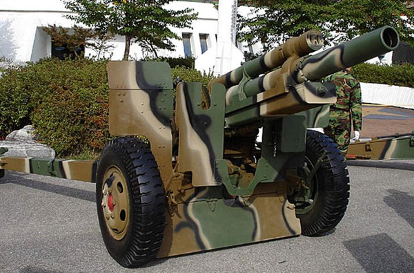 Lựu pháo KM101A1 cỡ nòng 105mm (tầm bắn khoảng 17km) do Hàn Quốc sản xuất dựa trên mẫu M101A1 của Mỹ. Hiện có khoảng 700 khẩu loại này được biên chế trong pháo binh nước này. Ngoài ra, cũng có chừng 2.300 khẩu M101 105mm do Mỹ sản xuất nằm trong kho bảo quản của Lục quân Hàn Quốc.