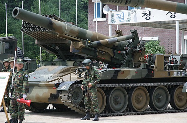 Pháo tự hành M110 cỡ 203mm (số lượng 100 khẩu) do Mỹ sản xuất trang bị trong Quân đội Hàn Quốc. Loại pháo này có khả năng bắn viên đạn nặng 92kg đi xa 17km, hoặc 29km đối với đạn tăng tầm (lắp động cơ rocket phụ trợ). Tuy nhiên, loại pháo này dường như không còn trực chiến, chủ yếu nằm trong kho bảo quản lâu dài.