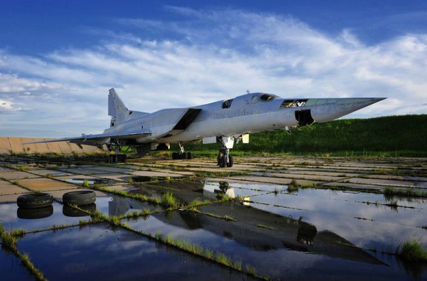 Tu-22M có thể đạt được vận tốc tối đa Mach 1.88 (2,000 km/h) với tầm hoạt động 6,800 km và trần bay 13.300 m.