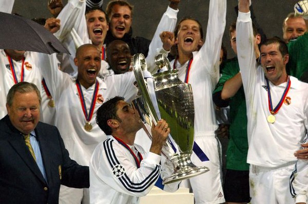 
	Chiếc cúp vô địch Champions League 2002 như đẩy Real vào một lời nguyền mang tên Decima