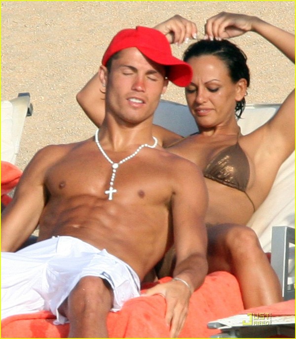 
	Còn Cris Ronaldo đã "ăn" cả "rổ" đàn bà