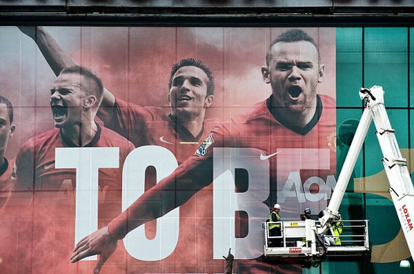 
	Tấm poster mới được treo tại Old Trafford