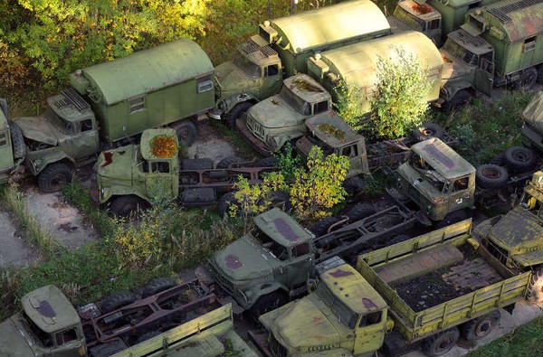 Hàng dài xe quân sự đỗ trong căn cứ đều trong tình trạng tồi tệ.