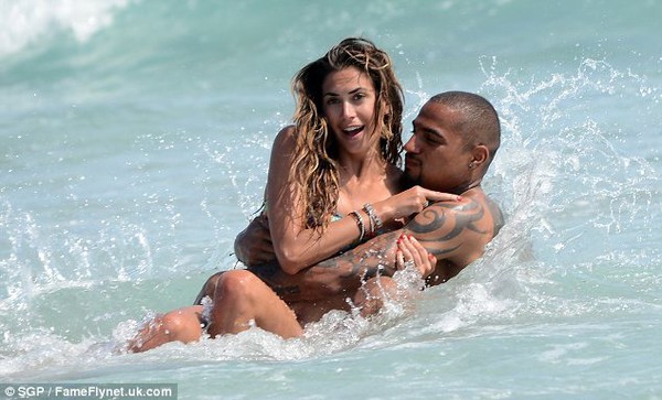 “Sao” AC Milan âu yếm bạn gái trên bãi biển đông người