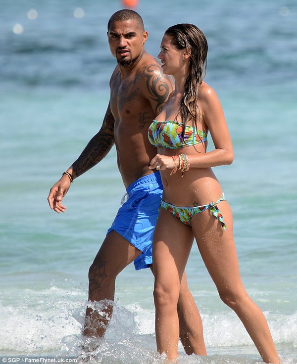 “Sao” AC Milan âu yếm bạn gái trên bãi biển đông người
