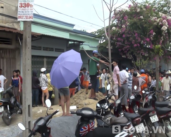 Người dân hiếu kỳ vây quanh hiện trường theo dõi cơ quan chức năng khám nghiệm hiện trường.