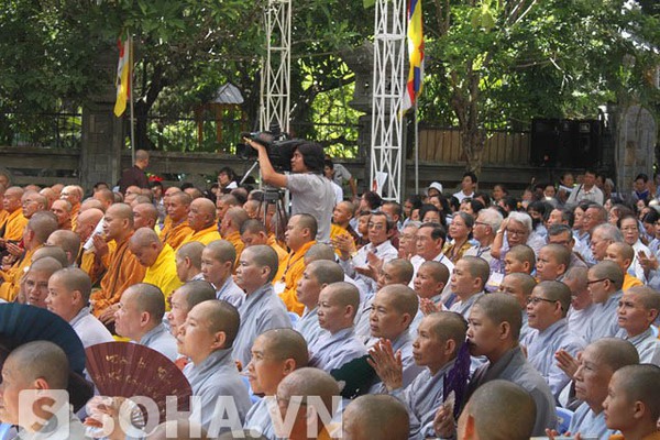 Tăng ni, Phật tử thành kính trong buổi lễ tưởng niệm.