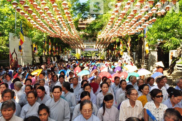 Hàng ngàn Phật tử và nhân dân địa phương đã cùng thành kính tham dự lễ kỷ niệm 50 năm HT. Thích Quảng Đức tự thiêu.