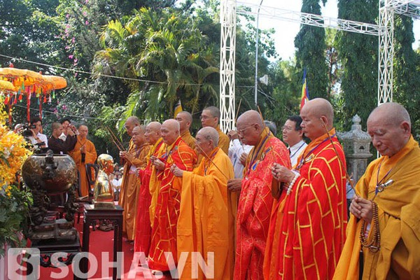 Lãnh đạo Ban Tôn giáo Chính phủ,chư tôn đức đại diện Giáo hội Phật giáo Việt Nam dâng hương tưởng niệm trước tượng đài HT. Thích Quảng Đức.
