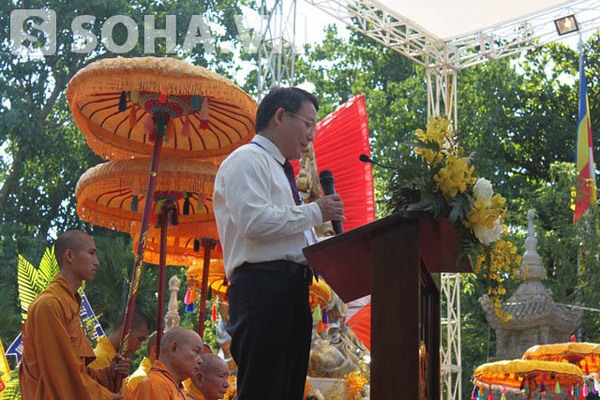 Ông Bùi Hữu Dược, Vụ trưởng Vụ Phật giáo, Ban Tôn giáo Chính phủ phát biểu tại buổi lễ tưởng niệm.