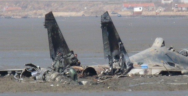 
	Chiếc Su-27 bị rơi.