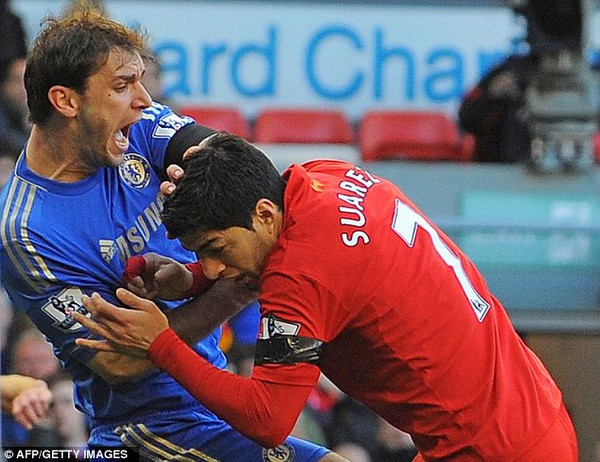 Tiếp vụ Suarez cắn Ivanovic: Treo giò đến… mùa sau