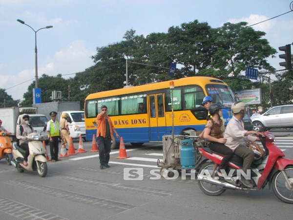 
	Khi PV chụp ảnh thì bị một nhân viên Công ty TNHH một thành viên Công trình giao thông Hà Nội chỉ tay, đe dọa thu máy ảnh.