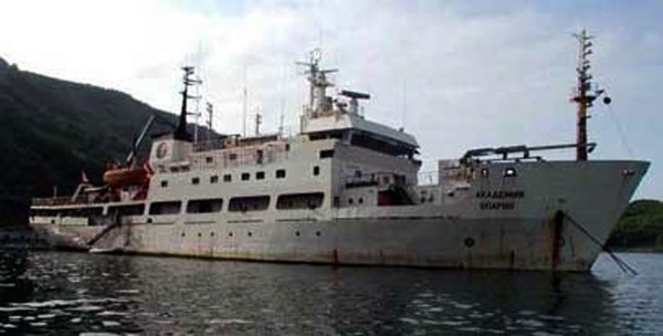 Tàu nghiên cứu “Viện sĩ Oparin” được đóng năm 1985 tại Phần Lan với lượng giãn nước 2.600 tấn, tốc độ 15,2 hải lý/giờ.