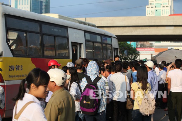 
	Nhiều hành khách không lên được xe buýt để về nhà.