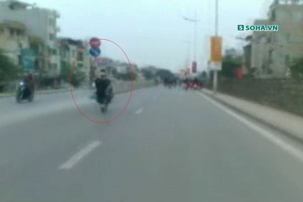 Một trong những tình huống bốc đầu xe làm náo loạn đường phố Hà Nội của nhóm