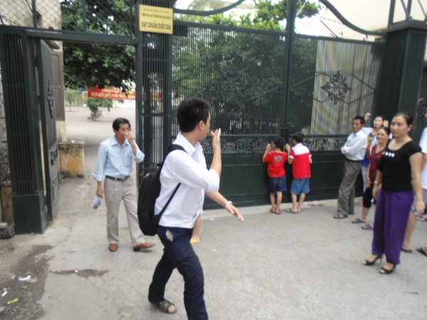 Thí sinh đầu tiên ra khỏi phòng thi tại Hội đồng thi Trường THPT Quang Trung, Hà Nội.