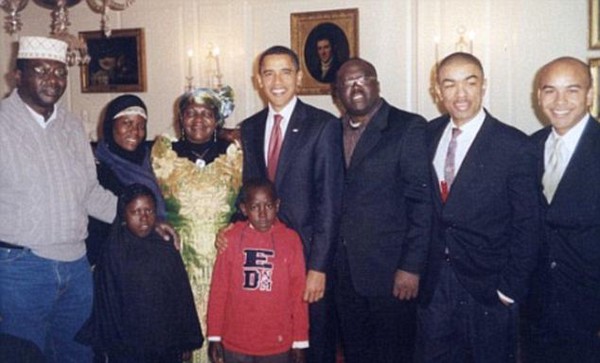 
	Obama và những người thân bên nhà nội tại Nhà Trắng năm 2009.